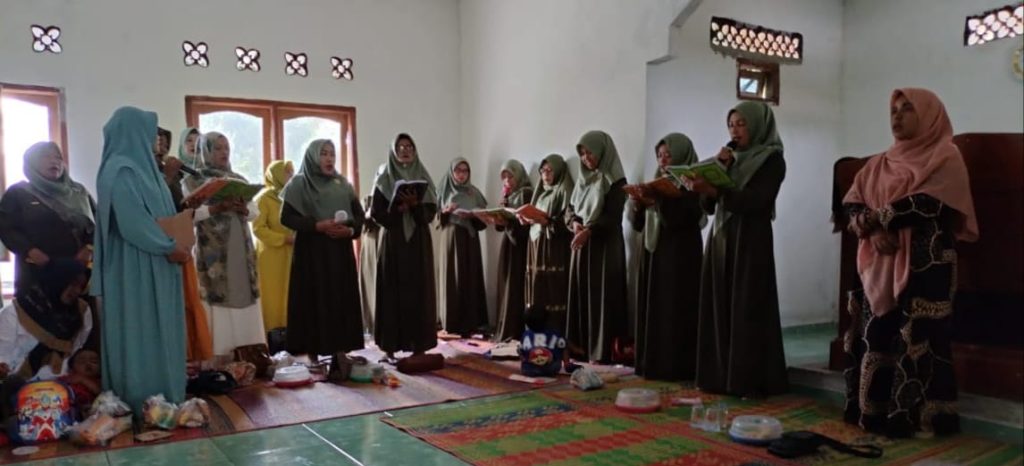 PENGAJIAN JUM’AT KLIWON,IBU-IBU MAJELIS TAKLIM.