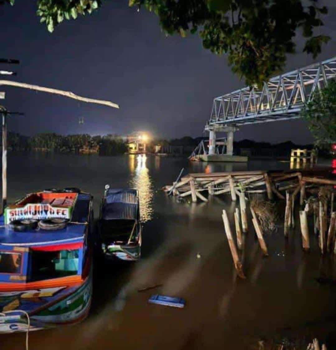 Jembatan Lalan Muba Roboh Ditabrak Tongkang Batubara.