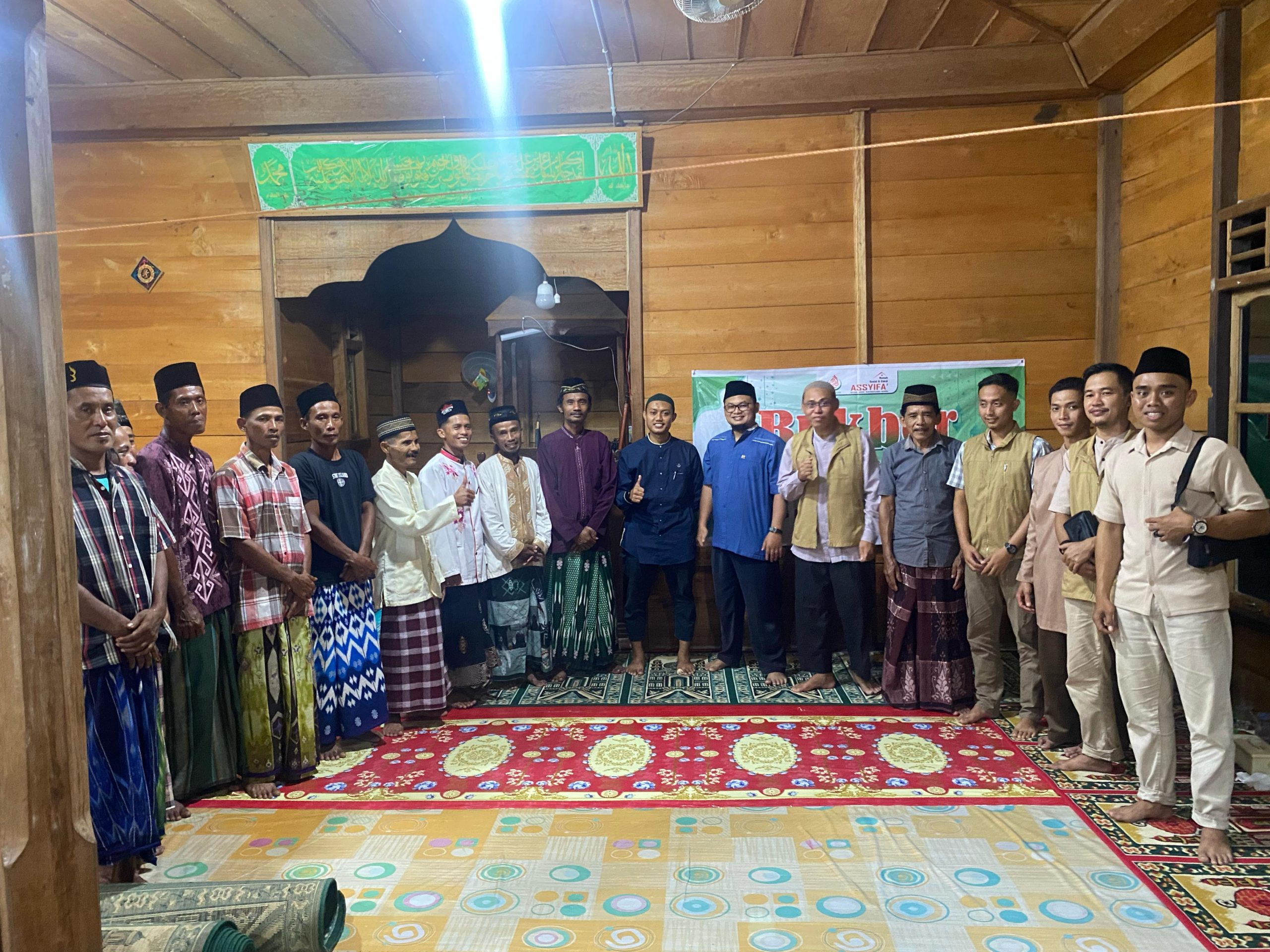 Antusias Warga Tebing Rejo Desa Mekar jaya Berkumpul Dan Buka Bersama Yayasan Assyifa Di Masjid Darul Muttaqin