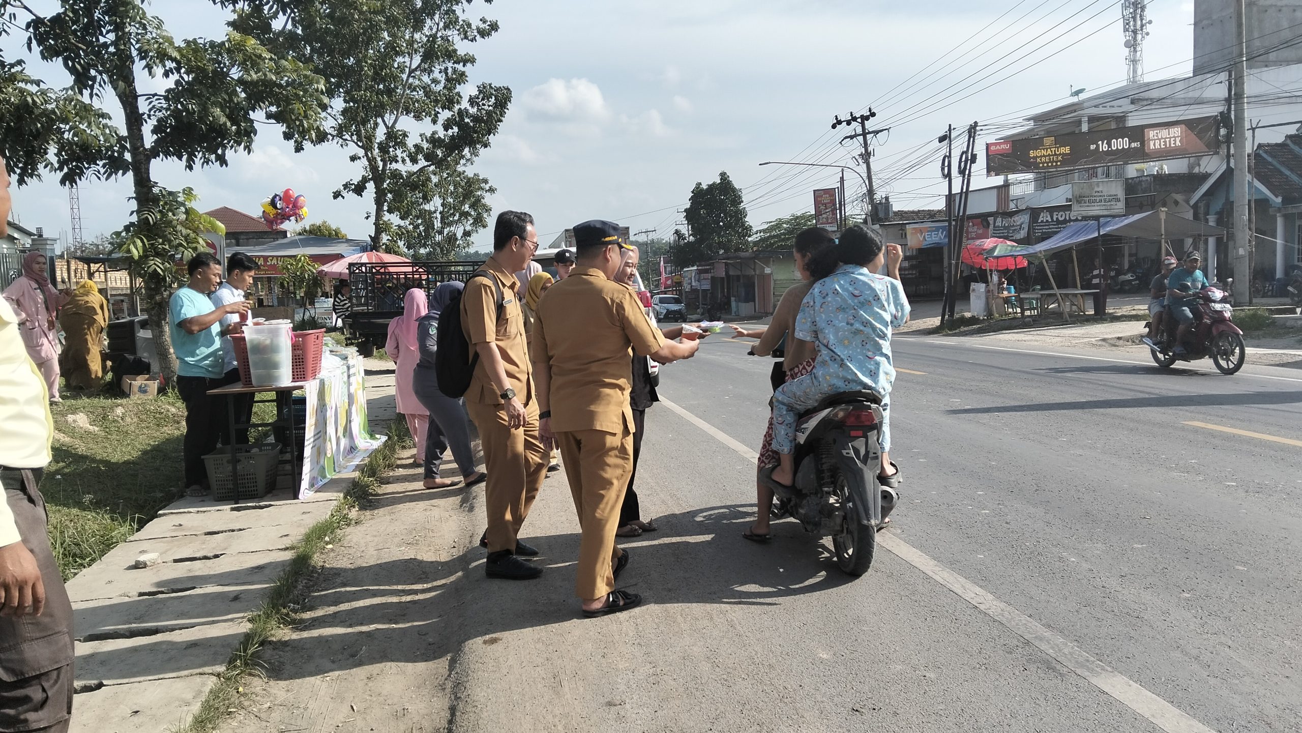 RSUD Bayung Lencir Berbagi Takjil: Wujud Kepedulian di Bulan Ramadhan