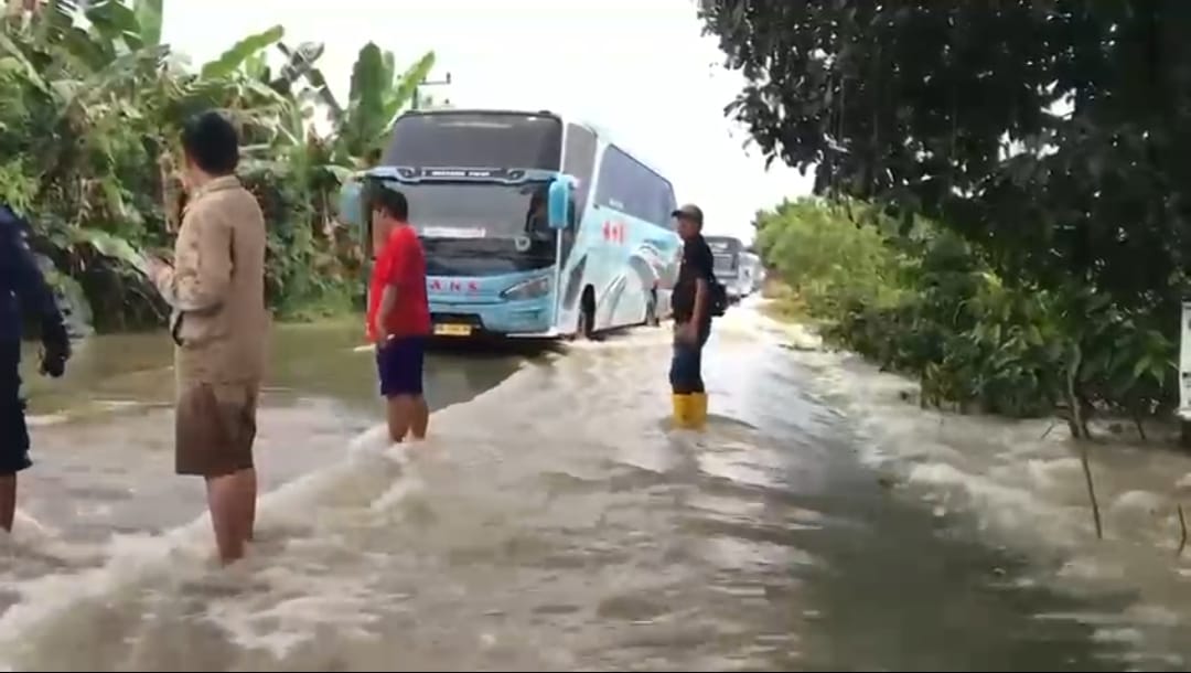 Diguyur Hujan Deras, 2 Desa Kecamatan Tungkal Jaya Rendam Jalan Trans Sumatera