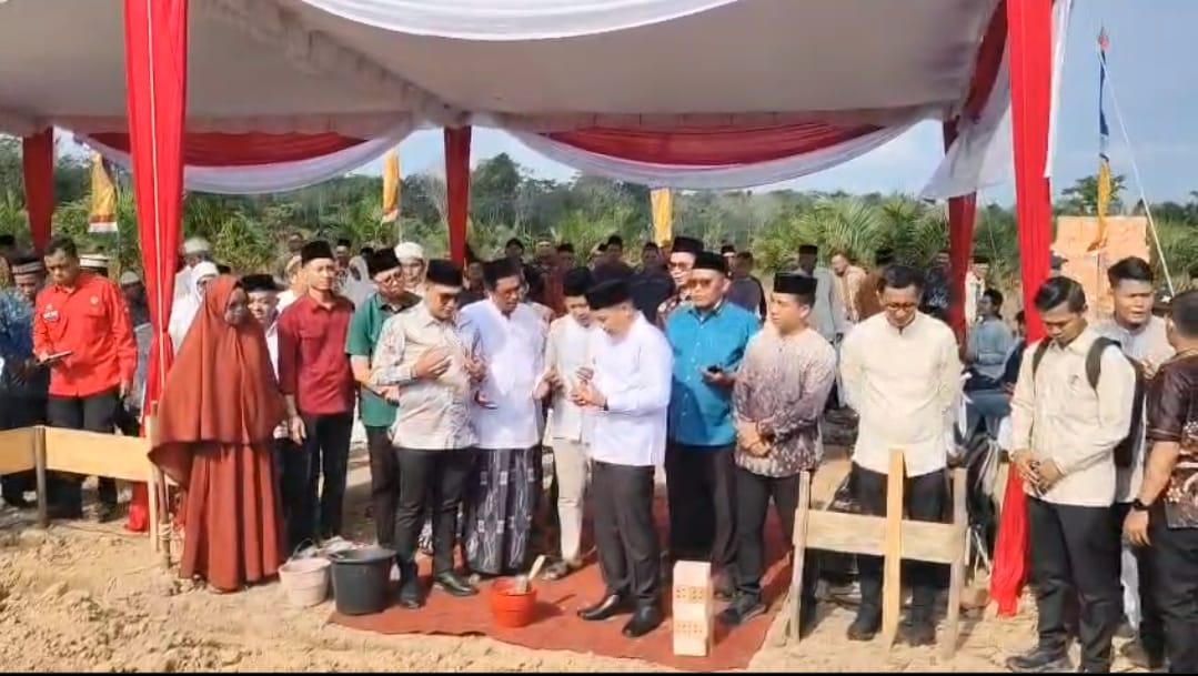 Momen Peletakan Batu Pertama Pesantren Riyadhul Muslimin, Wabup Minta Unsur Pemerintah Untuk Bantu Proses Pembangunannya